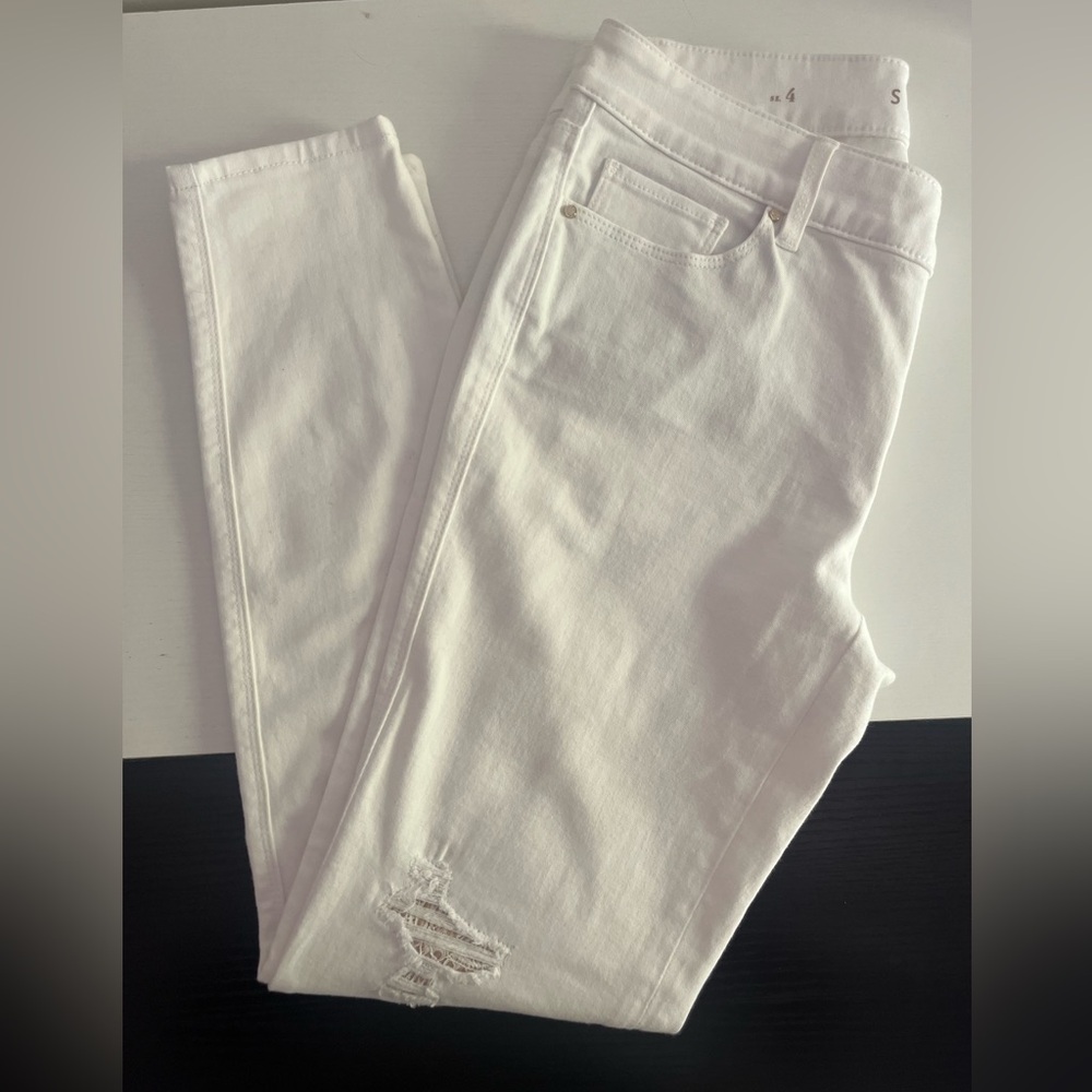 💙Jean Sale🤍 WHITE HOUSE BLACK MARKET Skinny Jeans lace patch distressed Size 4